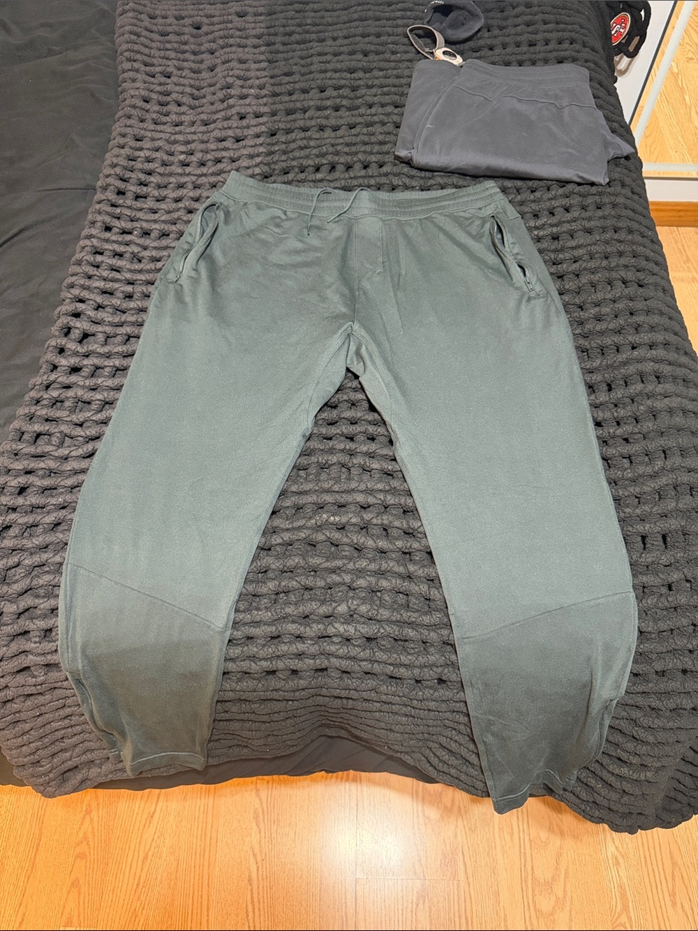 Men's ALO YOGA PANTS large